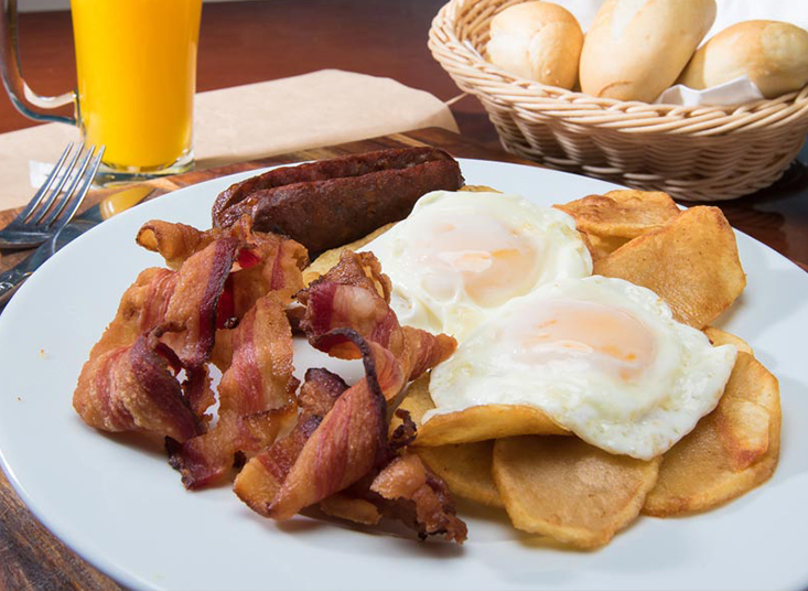 Desayuno Huevos con patatas, bacon y chorizo